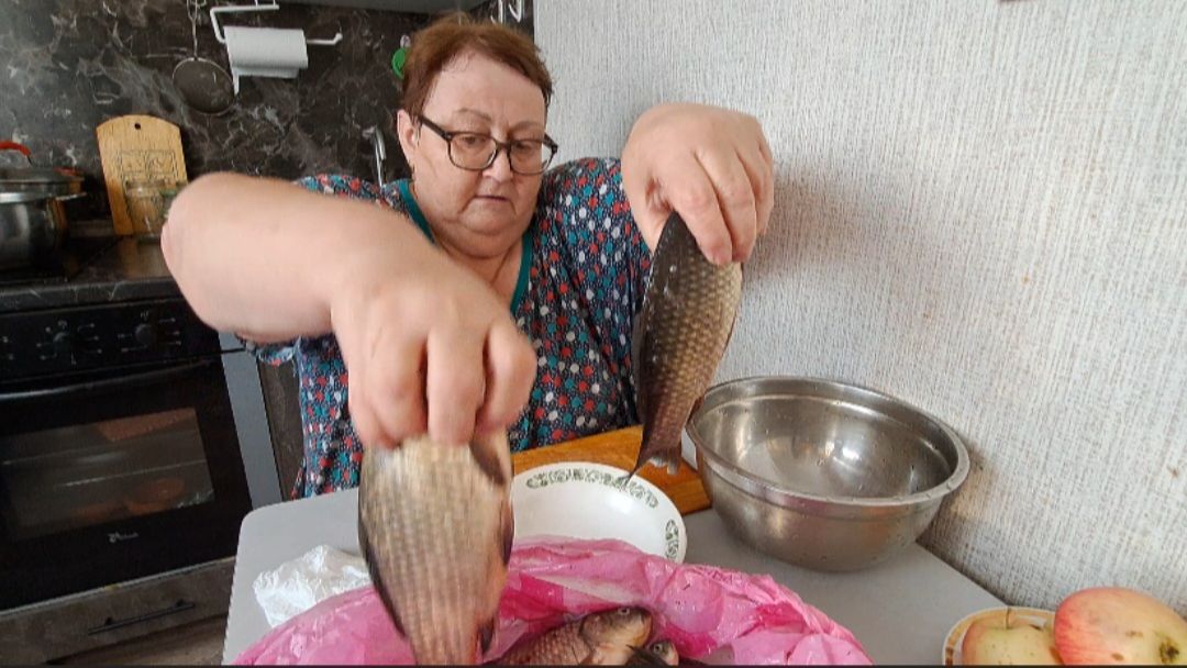 С утра вся в хлопотах... Посолила горький перец разделалась с мужниным уловом.