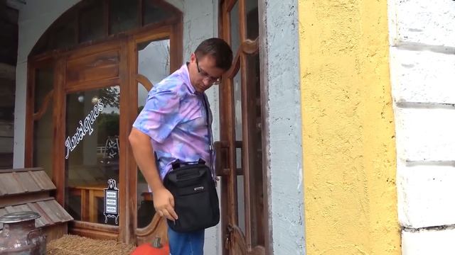 Диана и Рома гуляют с Папой на ферме овец