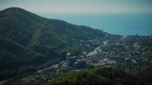 Вид из панорамных окон, который никогда не надоест: река, горы и Чёрное море.