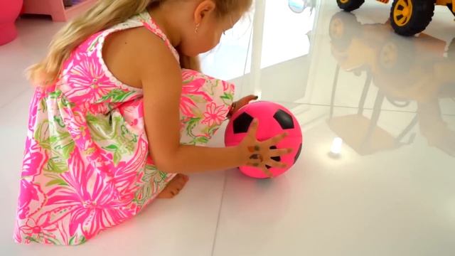 Диана и Рома играют с игрушечными кубиками
