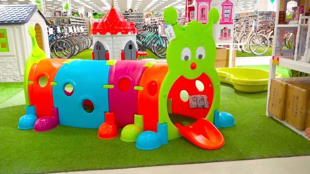 Влад и Ники учатся играть с магнитными шариками