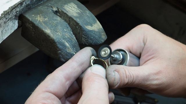 😳Уменьшение кольца с изумрудом 
Что происходит в мастерской 😉Почему изумруды боятся пайки? Секреты