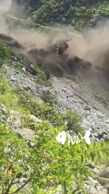 Жуткие кадры: мощный селевой поток обрушился на речной порт Гьиронг на границе между Китаем и Непало