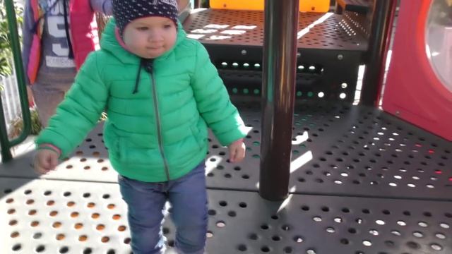 Играем на Детской Площадке Катаемся с Горок