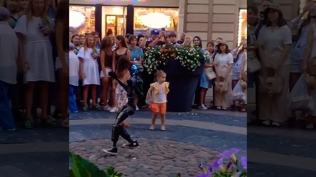 ТАНЦЫ, ПИТЕР, РОБОТ В КЕДАХ