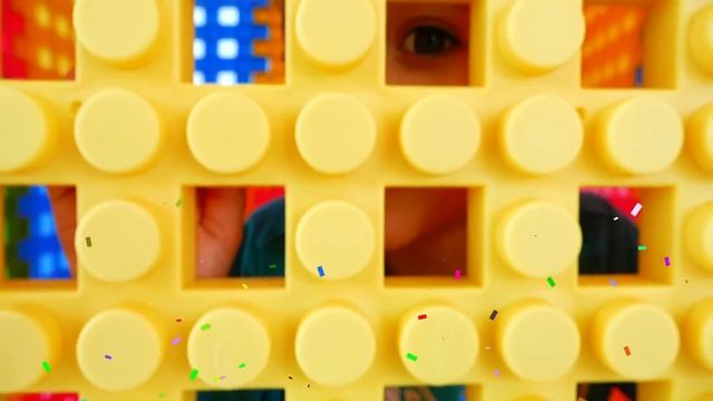 Влад и Ники играют с конструктором