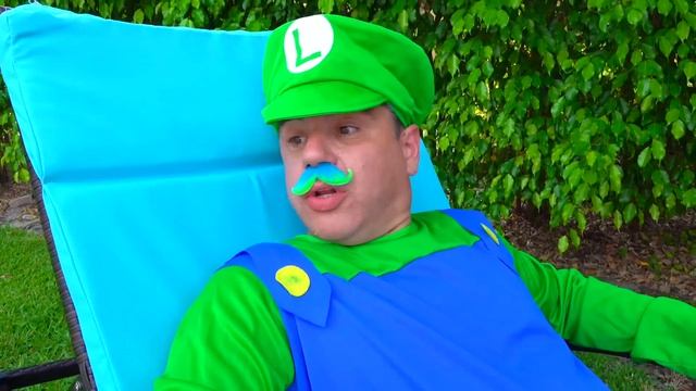 Настя играет в автомойку с игрушками для уборки