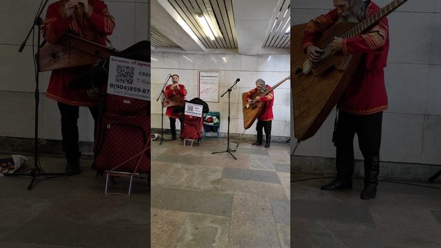 небольшой концерт около выхода из метро