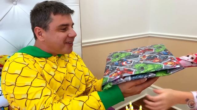 Настя готовит подарок на день рождения папе