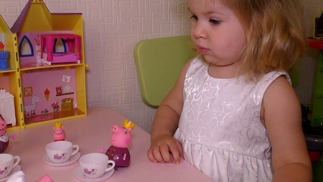 Распаковка игрушек: игровой набор Свинка Пеппа - королевское чаепитие