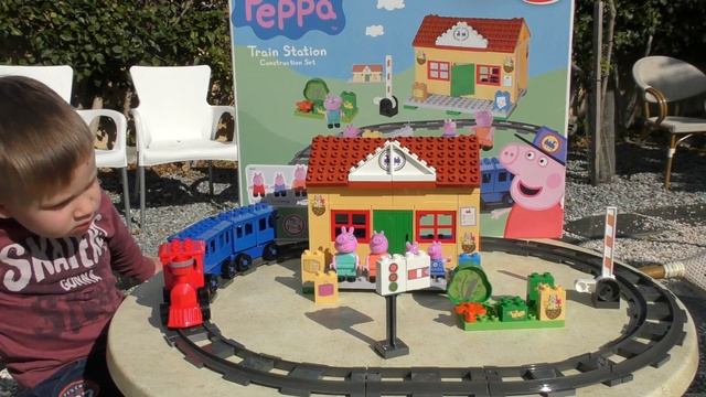 Рома и Диана Собирают Конструктор с Игрушками Peppa Pig Железнодорожная Станция Lego Duplo