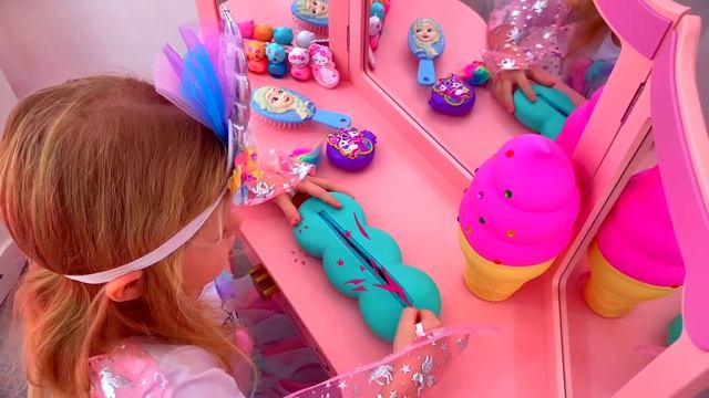 Настя играет с косметическими игрушками и переодевается