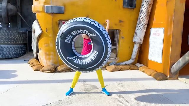 Влад и Ники красят игрушечные машины и веселятся в музее автомобилей