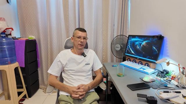 Рассказываю почему он расстался со своей женой Филиппинкой)