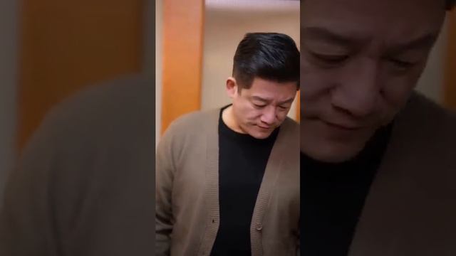 *Не трогайте мою жену.*  Он влюбился в меня. И притворился бедны. Но самом деле он очень богат.