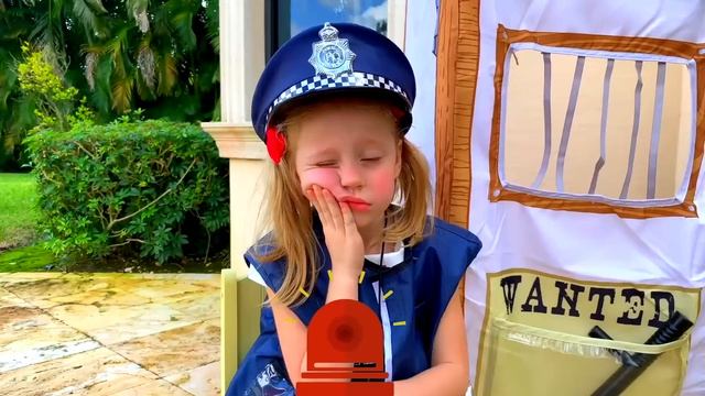 Настя и папа играют в полицейских