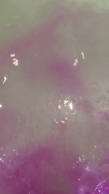 четвёртый день как я кидаю бомбочку для ванны в воду и засыпаю бомбочек шипучей солью для ванны