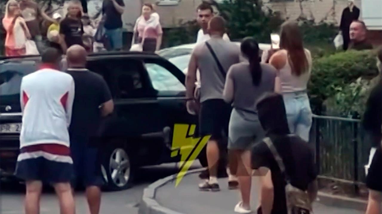 В Тернополе десятки людей толпой разбили машину военкомов