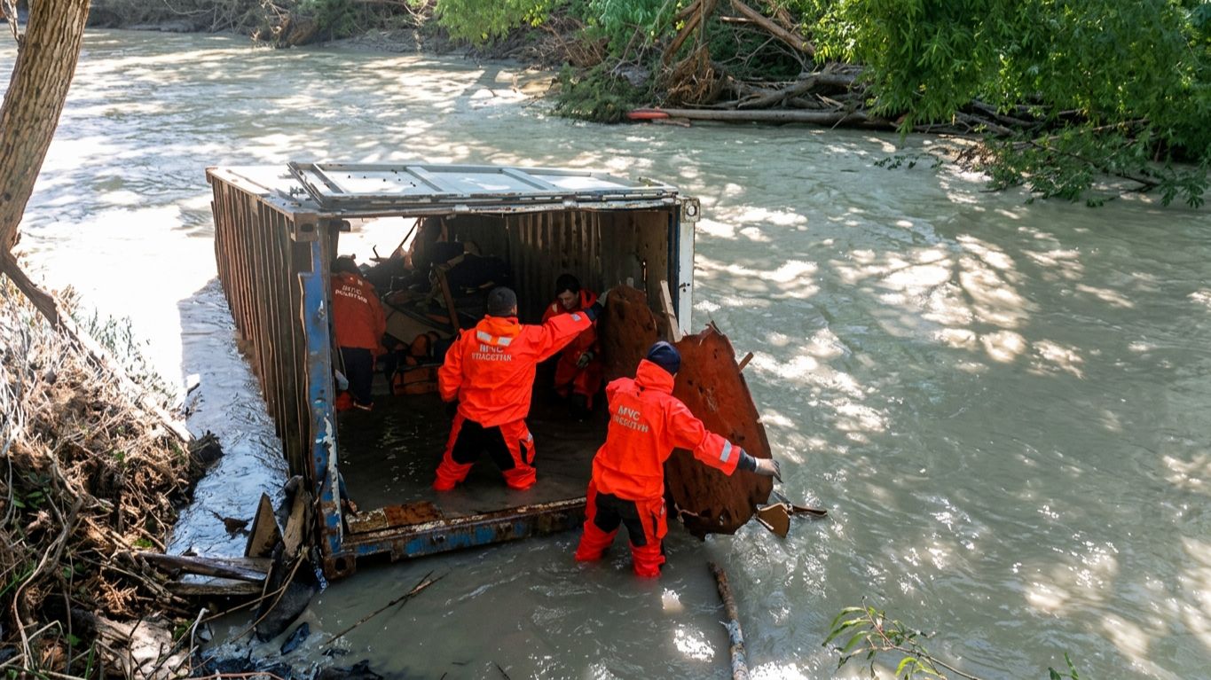 Остров ушел под воду: на Сахалине ликвидируют последствия мощного циклона и ищут пропавших