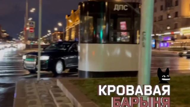 В Москве автомобиль, который числится за главой ЛДПР Слуцким, столкнулся с мотоциклом.