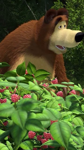 Уступил по-джентльменски 🎩🤝 #Shorts #машаимедведь #ДеньВаренья #MashaandtheBear #cartoon #kids