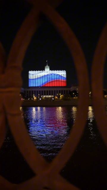 В честь Дня Государственного флага Дом Правительства оформлен в цветах российского триколора