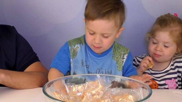 ПЕЧЕНЬЕ С ПРЕДСКАЗАНИЯМИ от Kids Diana Show Вызов FORTUNE COOKIE Challenge