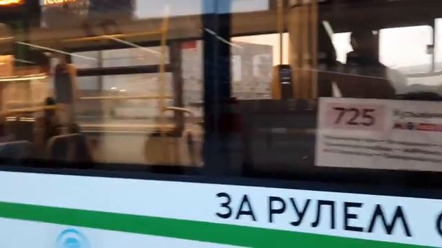 Автобус ЛиАЗ-5292.22-01 следует по маршруту 725
