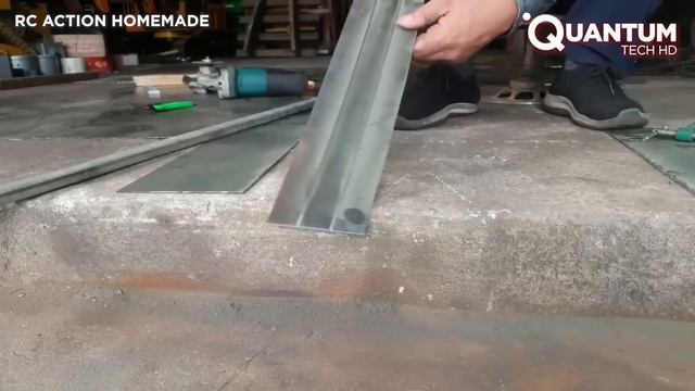 Мужчина строит гидравлический RC кран в масштабе | От начала до конца от @Rc Action Homemade