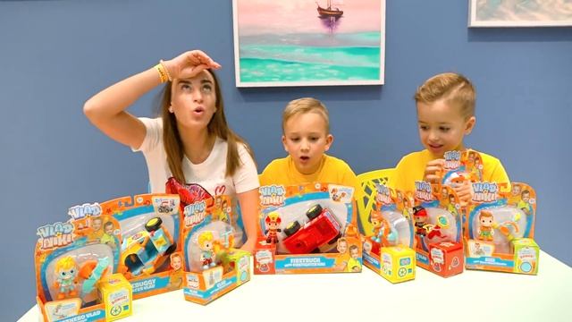 Влад и Ники играют в прятки с игрушками на детской площадке