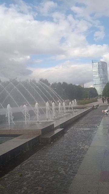 прогулка в парке у фонтана