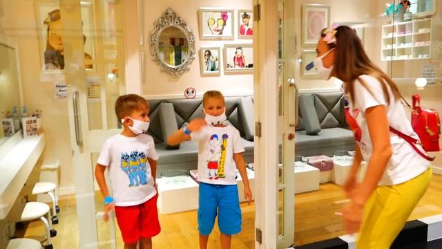 Влад и Ники веселятся в Музее иллюзий и играют на детской площадке