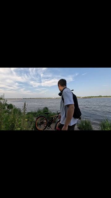красивый пейзаж на фоне речки