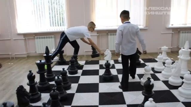 Губернатор Курской области Александр Хинштейн подарил воспитанникам Центра «СемьЯ» шахматы