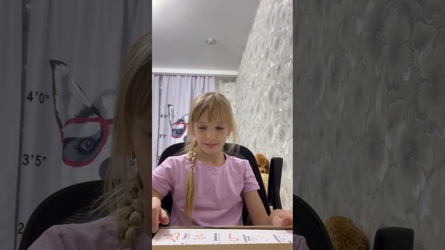 Палочка Гарри Поттера.(чуть-чуть перепутала в конце Алохомора это чтобы открывать двери извините)