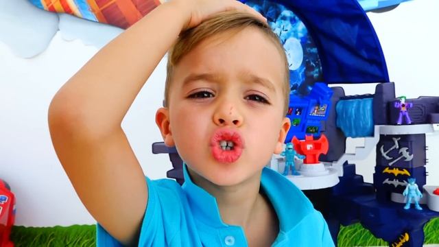 Распаковка и игра с игрушечной пещерой Бэтмена вместе с Владом и Ники