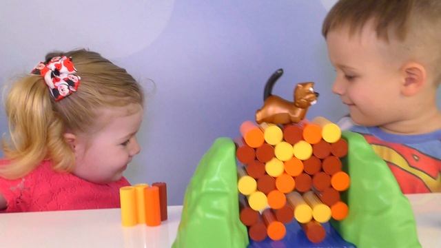 Диана и Рома играют в игру Бобер Вилли