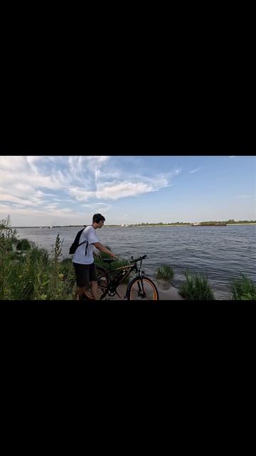 актер садится на велосипед и едет