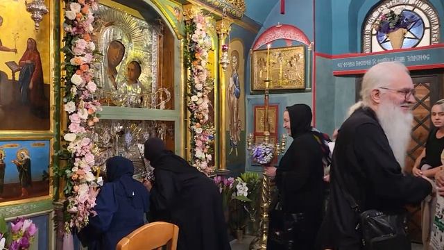 Верующие целуют икону Богородицы Иерусалимской и Плащаницу - храм Малой Гефсимании