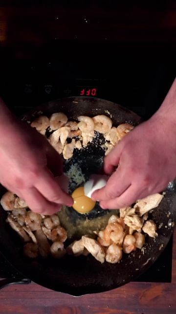 Рисовая лапша с курицей и креветками. ВОК-О-КЛОК.