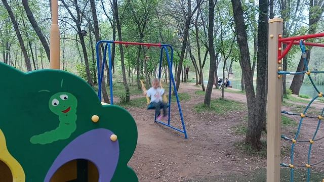 с семьей в парке соловушка