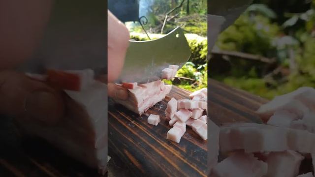 Необычная карбонара, приготовленная в лесу