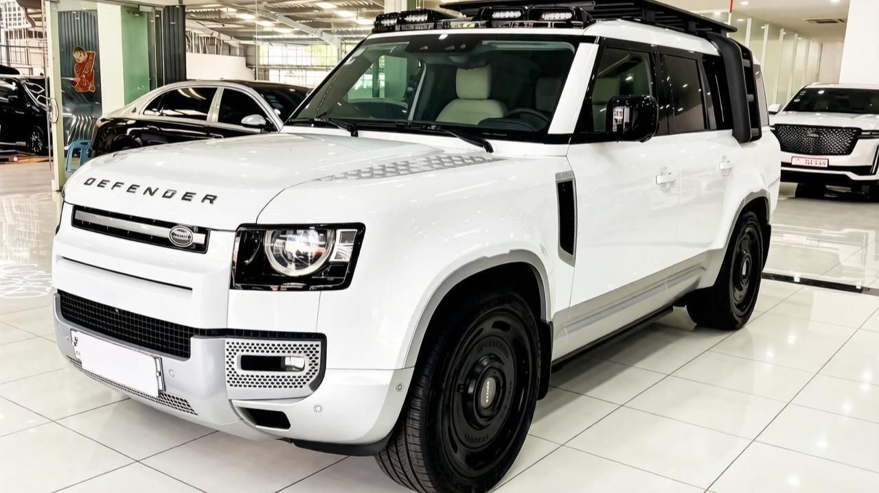 LAND ROVER Defender 130, 2026 года. Восьмиместный роскошный внедорожник в белом цвете. Обзор авто.