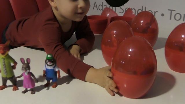 Рома на Премьере Распаковка Яйца СЮРПРИЗ Зверополис Zootopia unboxing toys
