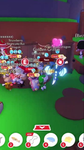 Наконец-то, душевых кабинок в кемпинге всем хватает или?.. #roblox  #роблокс  #adoptme  #адоптми
