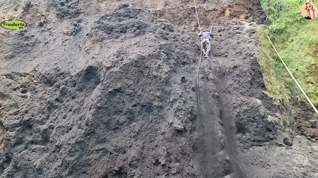 Строительство, шахтёр сбрасывает песок со стен карьера