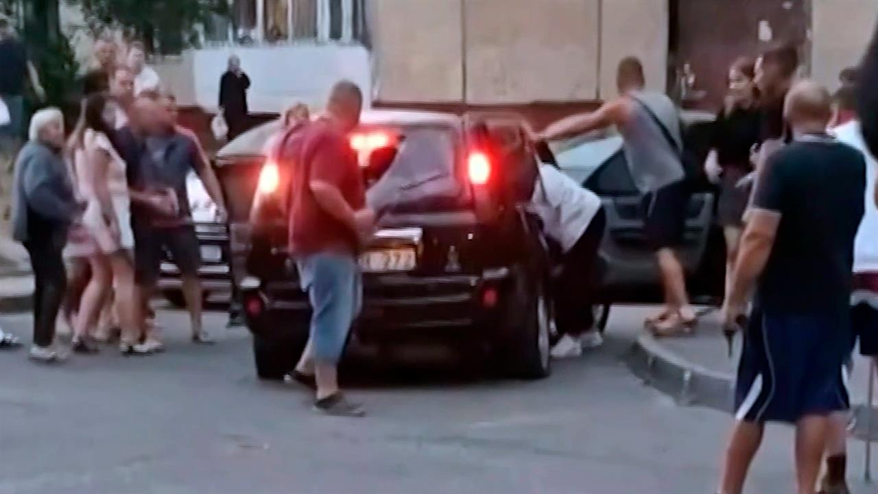 В Тернополе люди устроили бунт против сотрудников ТЦК и разбили машину людоловов