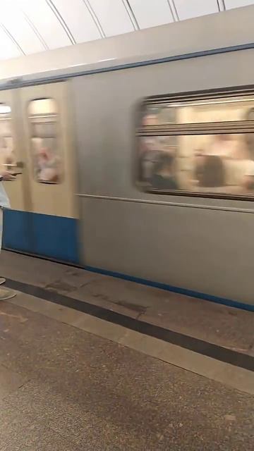 Станция метро Чеховская интерьер, пассажиры, поезда Москва Фрагмент 26