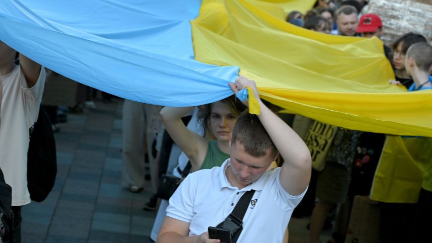 Нехватка совести и личного состава: украинцы спасаются от ТЦК на броневиках