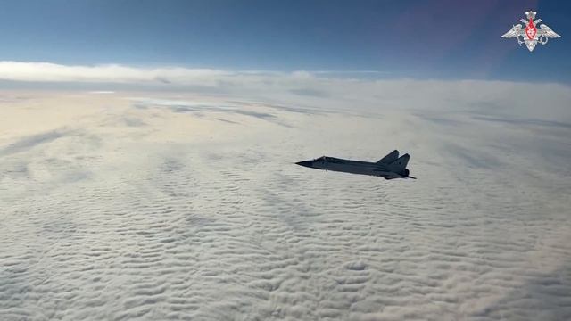 Истребители вооруженных сил Российской Федерации летят клином на учебном задании (официальное видео…